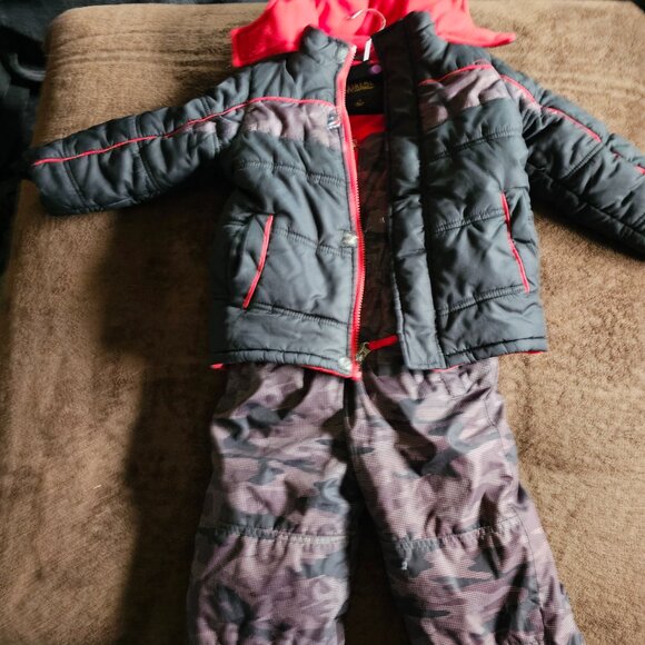 iXtreme Boys Snowsuit Size 4 – Black/Red Jacket & Gray Camo Bib Set - Picture 8 of 9